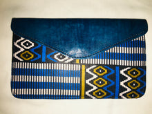 Cargar imagen en el visor de la galería, Cartera de cuero genuino acentuada con tela de Ankara
