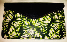 Cargar imagen en el visor de la galería, Cartera de cuero genuino acentuada con tela de Ankara
