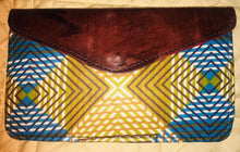 Cargar imagen en el visor de la galería, Cartera de cuero genuino acentuada con tela de Ankara
