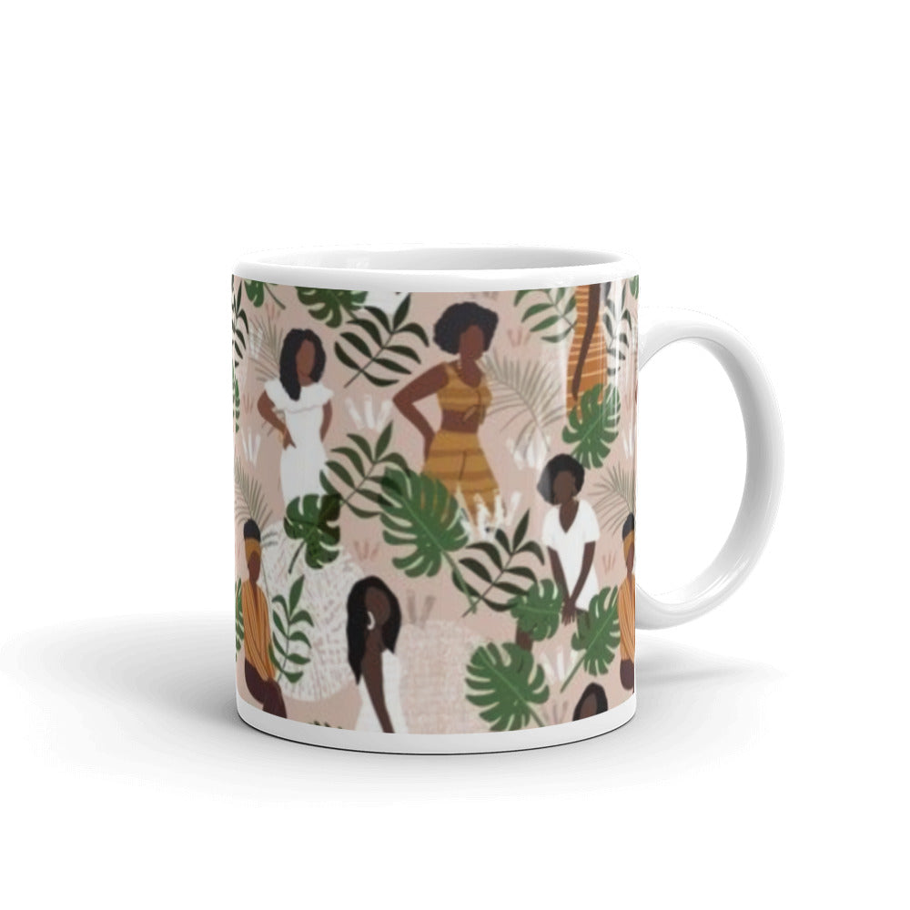 Femmes dans la tasse sauvage potable